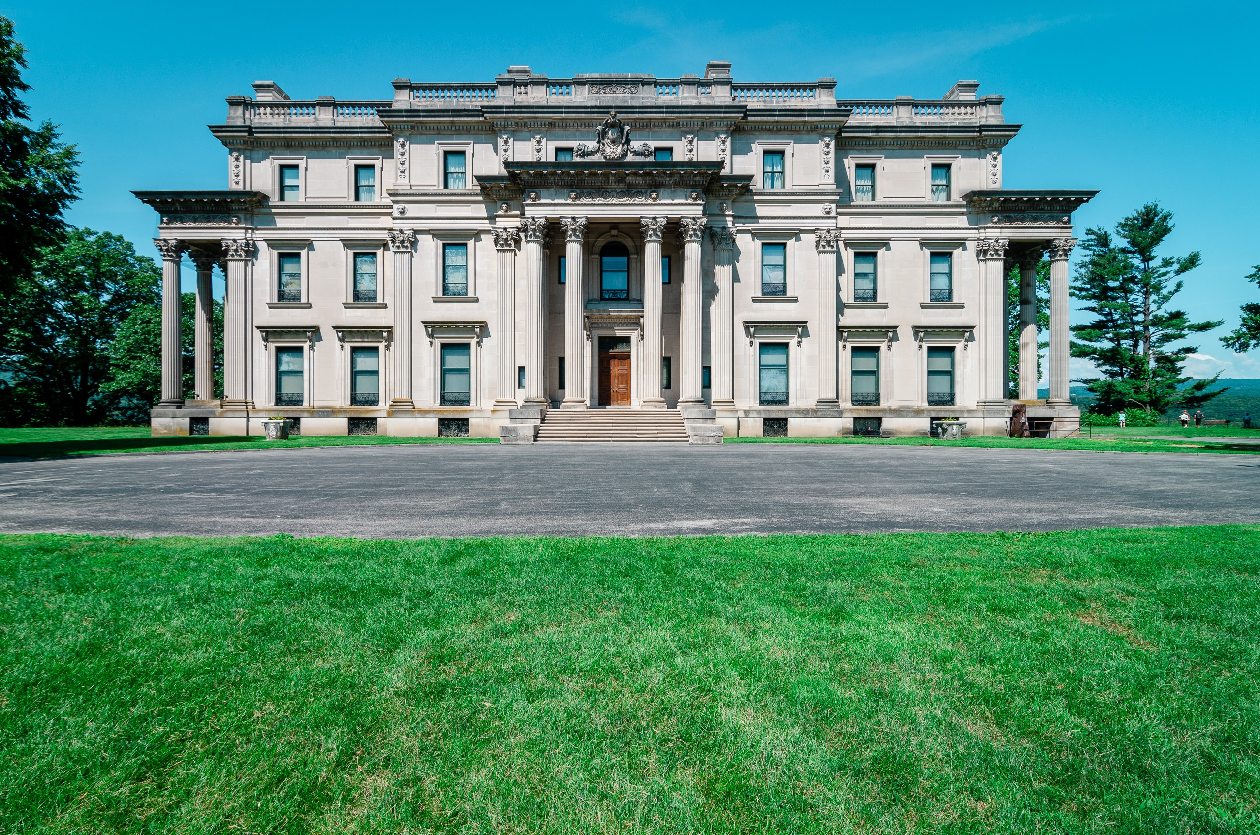The Vanderbilt mansion in the spring with a green lawn.
